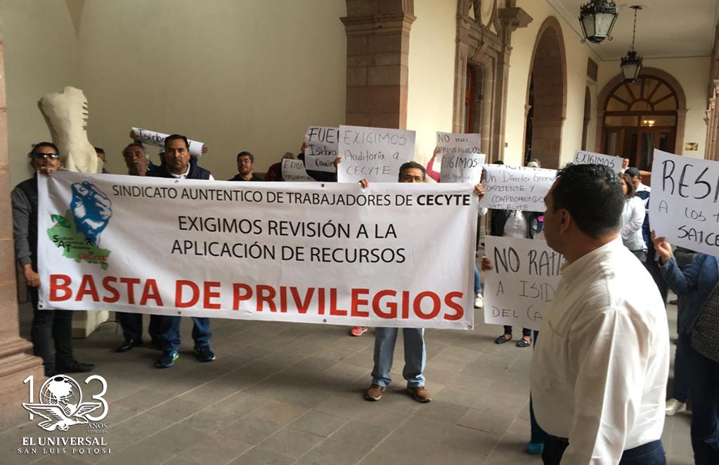 Integrantes del SATCECYTE se manifiestan en Palacio de Gobierno