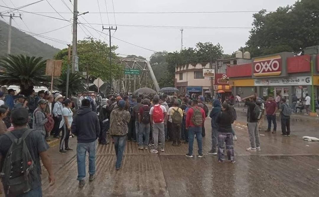 Habitantes de la comunidad de Santiago Centro de la Sierra Alta de Tamazunchale mantienen bloqueado el principal acceso a Tamazunchale. Foto: Especial