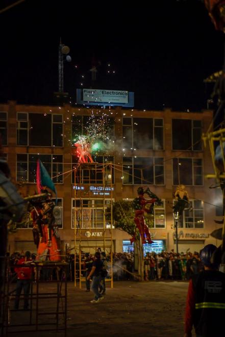 Putin y diablos arden en llamas en la tradicional "Quema de Judas" en San Luis