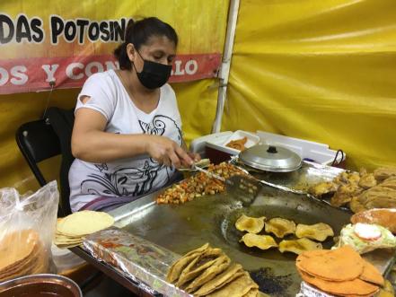 Tacos rojos de "Los Agachados", una tradición de la gastronomía potosina para deleitar el paladar