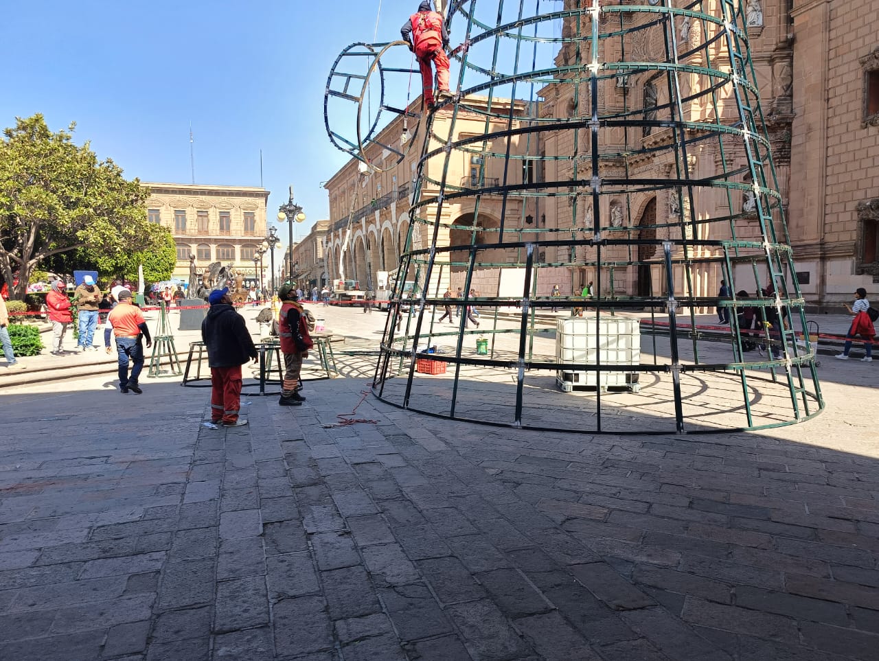 El Centro Histórico de la capital potosina se transforma con adornos y luces para las fiestas decembrinas. Foto: Jazmín Ramírez