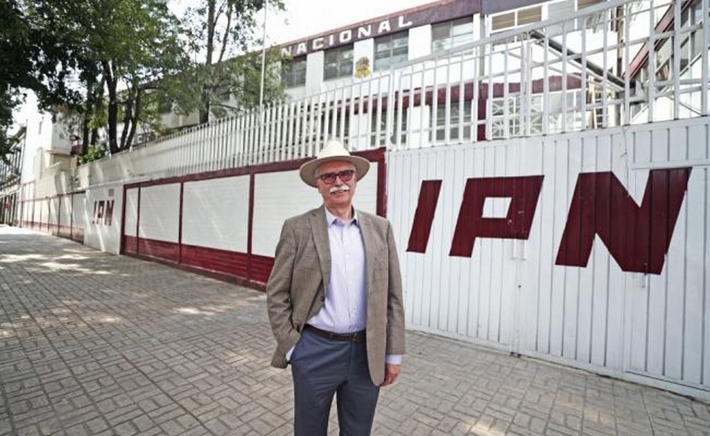 Felix Hernández Gamundi, dirigente del Comité 68, en la plaza de La Ciudadela, donde se encuentra la Vocacional 5 del Instituto Politécnico Nacional (FOTOS: ALEJANDRA LEYVA. EL UNIVERSAL)