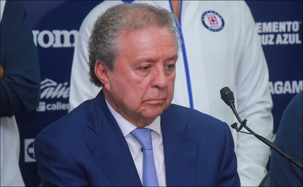 Víctor Garcés corre a Carlos Hurtado de Cruz Azul