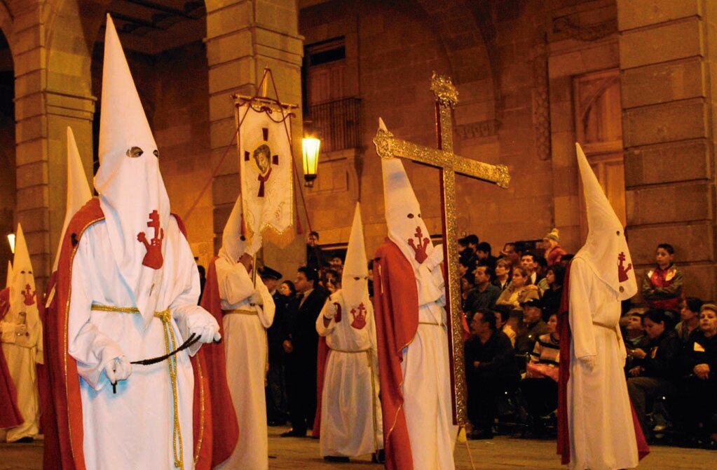 Pide Turismo ordenar comercio informal para Procesión del Silencio. Foto: Archivo EL UNIVERSAL