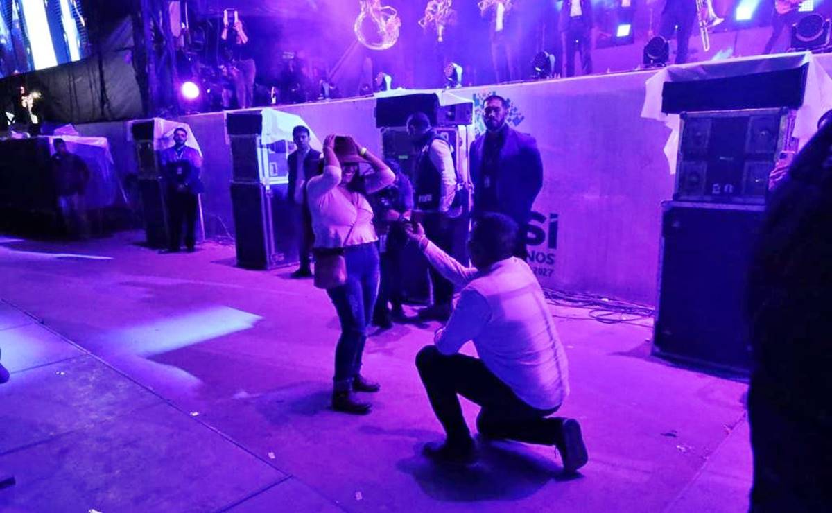 FOTOS. Reina romance en Fenapo 2022. Con Banda MS de testigo, enamorado pide matrimonio a su novia