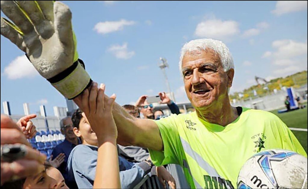 Itzhak Hayk rompe récord como el jugador más viejo del mundo