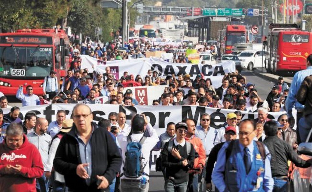 Ayer, 2 mil integrantes de Maestros por México marcharon a la Cámara de Diputados para presentar su propuesta de transformación educativa y mostrar su respaldo a Gordillo Morales. (ARCHIVO EL UNIVERSAL)