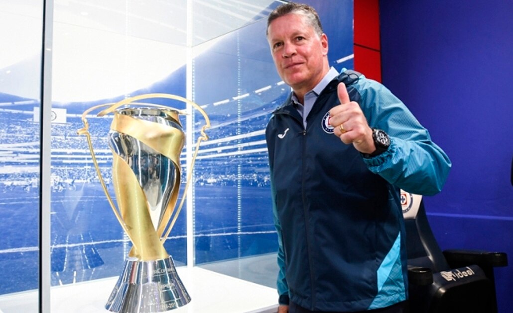 Recolectan firmas aficionados del Cruz Azul para que regrese Peláez