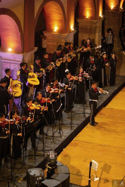 Mariachi de las UASLP. Foto: FB@Ballet Folklórico de San Luis Potosí de Roberto Reyna