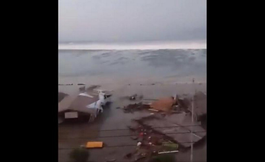 La ola enorme del tsunami en Indonesia fue captada por algunos usuarios de redes sociales. Foto: Especial