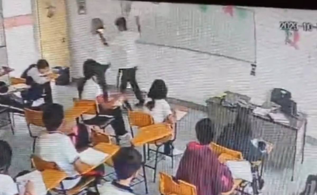 Momento exacto en que el alumno ataca a puñaladas a la profesora por la espalda Foto: Captura de pantalla