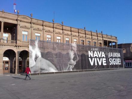 A 26 años de la partida del Dr. Salvador Nava, presentan manta conmemorativa