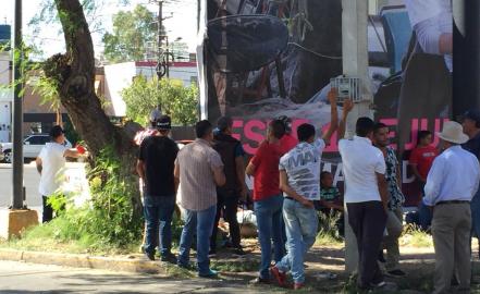 Taxistas mantienen bloqueo en Himalaya