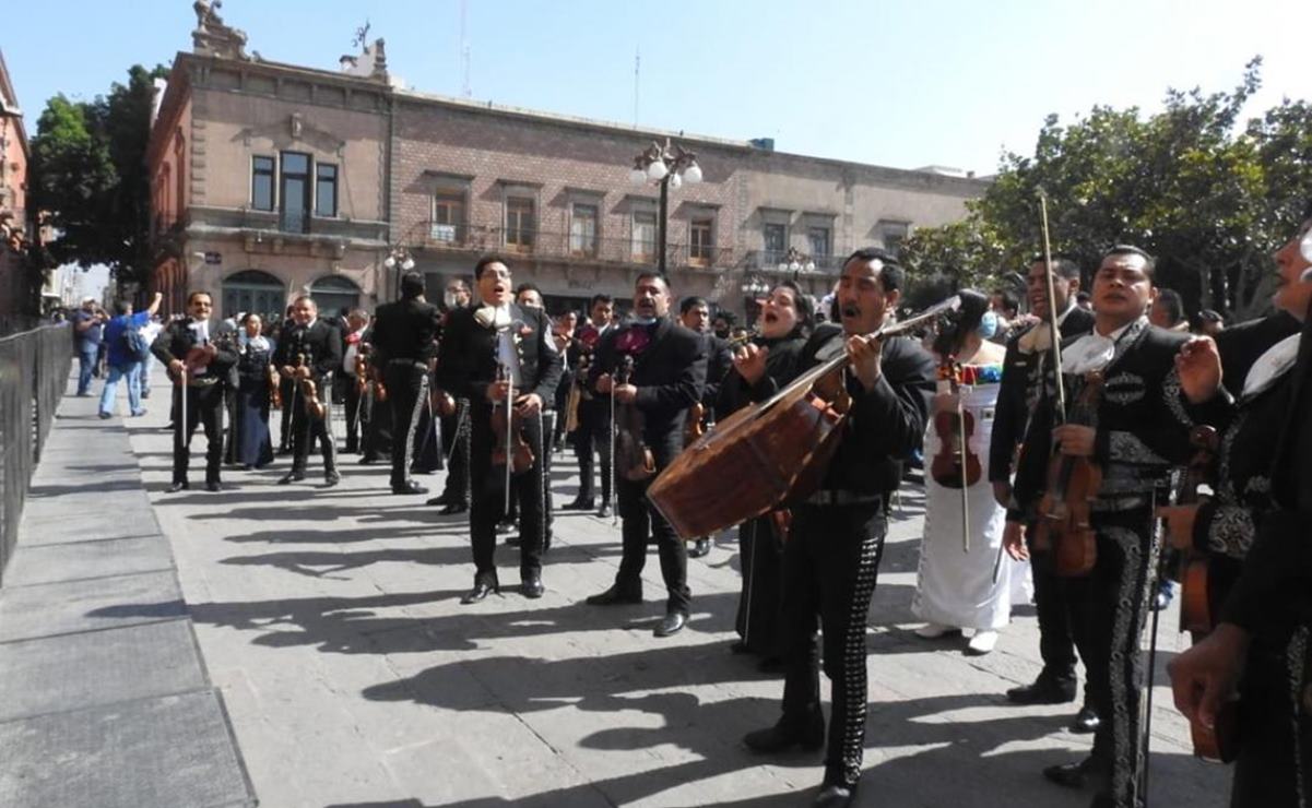 Con tambora, músicos celebran a Santa Cecilia por calles de SLP
