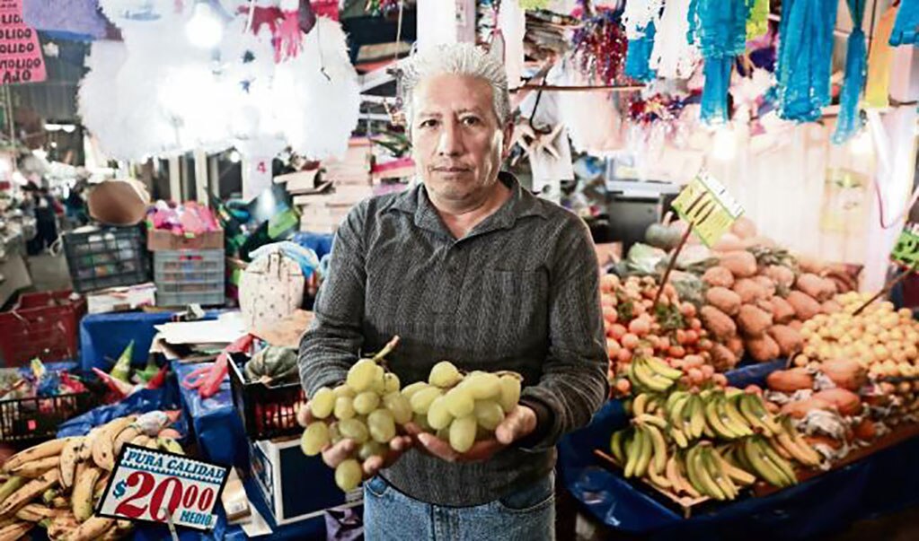 Luis González, quien tiene más de 25 años vendiendo fruta en el Mercado de Jamaica, declaró que las ventas no han sido tan buenas, a pesar de que en otros años la uva se ofertaba en 120 pesos el kilo.