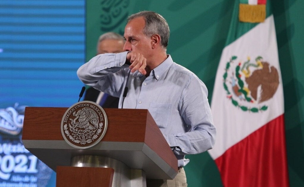 López-Gatell, con gripe, tos y sin cubrebocas en "La Mañanera"