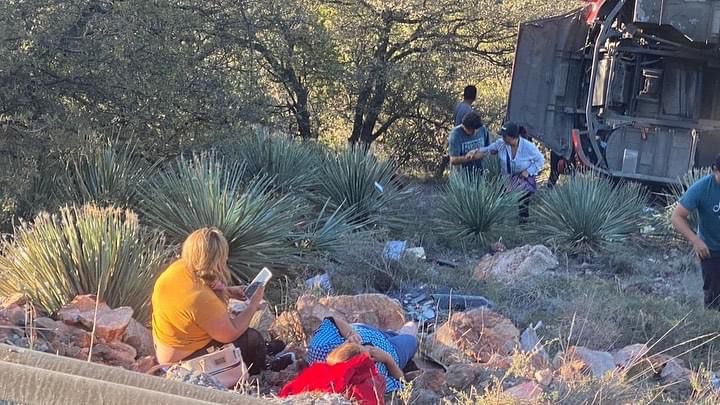 Autobús de pasajeros cae a barranco en San Luis Potosí; reportan 9 muertos y 18 lesionados
