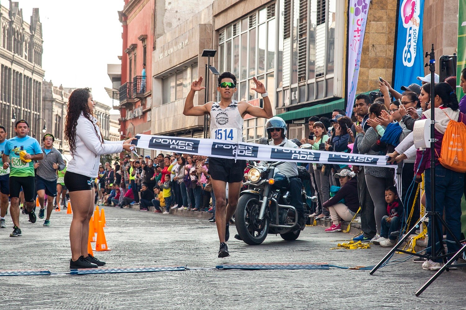 Corren más de 6 mil participantes en el XXXVII Medio Maratón Atlético Universitario