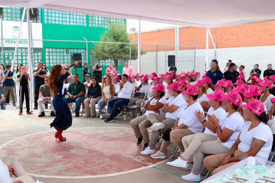 Gloria Trevi comparte música y experiencias con mujeres privadas de la libertan en SLP. Foto: Especial