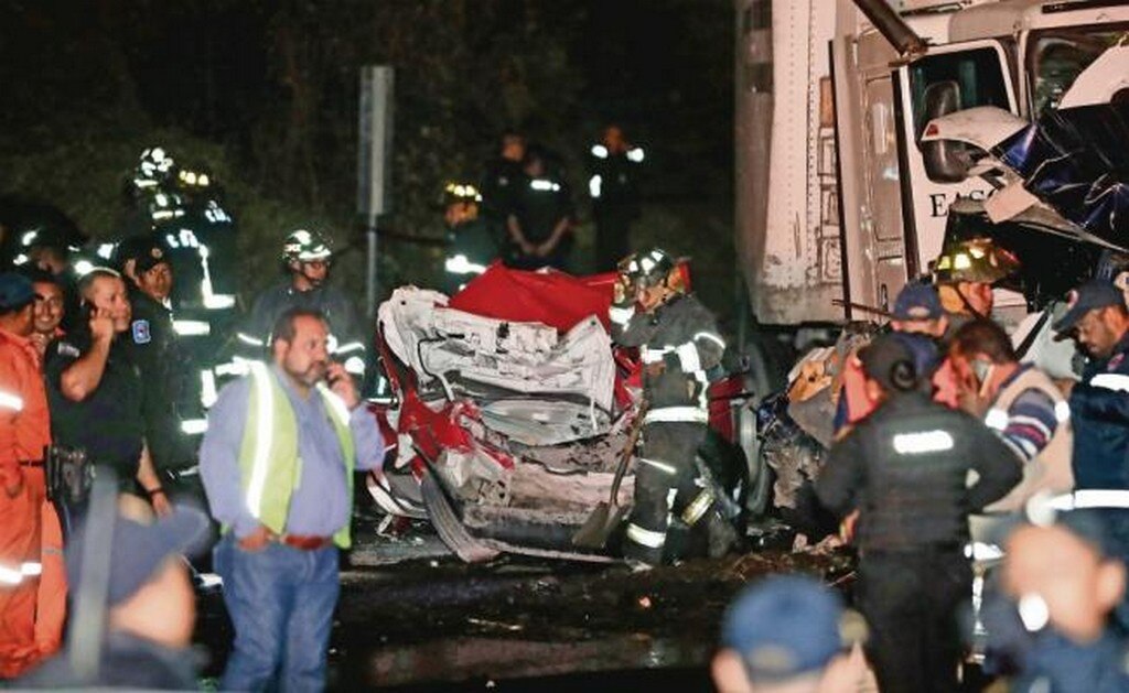 Tráiler embiste 15 autos y deja 9 muertos en la México-Toluca