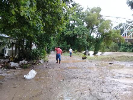 Evacuan a 32 familias por desbordamiento de río en Tamazunchale