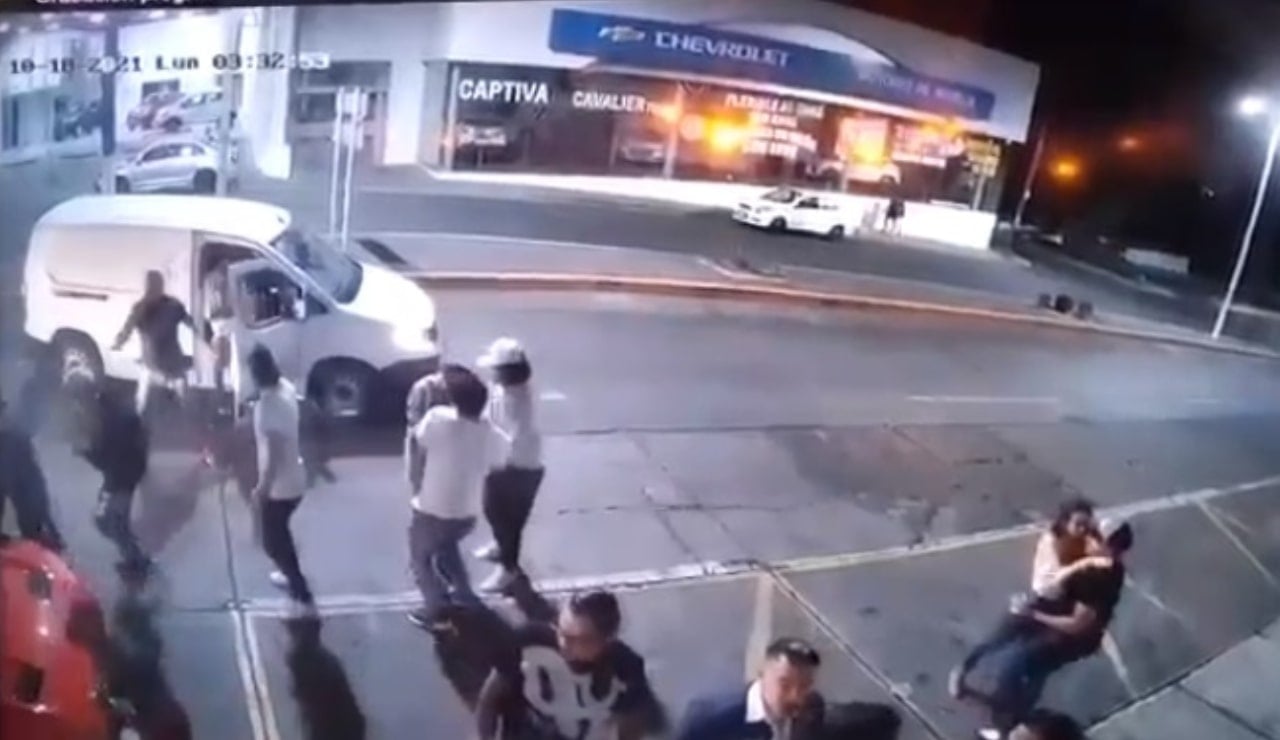 Video. En 50 segundos, así fue el ataque a balazos afuera de bar en Morelia