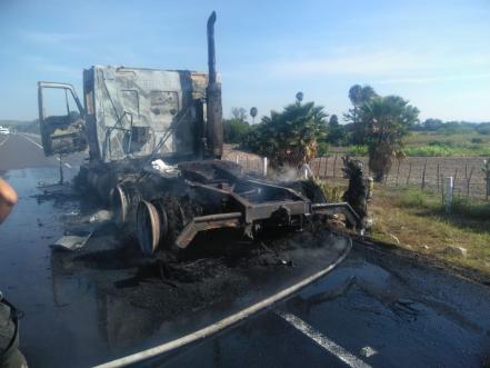 Llamas consumen tráiler en supercarretera a Rioverde 