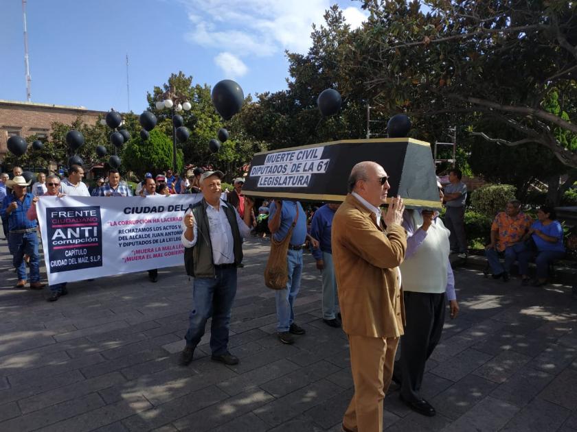 Entre ratas y ataúdes despiden a diputados del Congreso