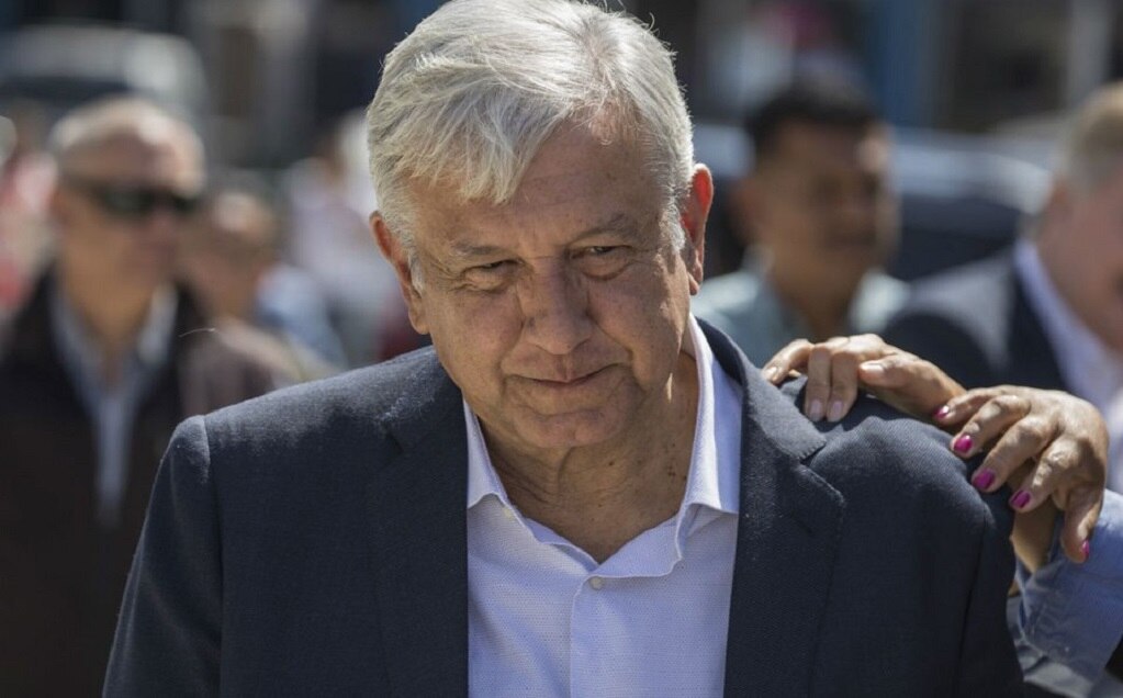 AMLO besa a reportera en Tijuana 