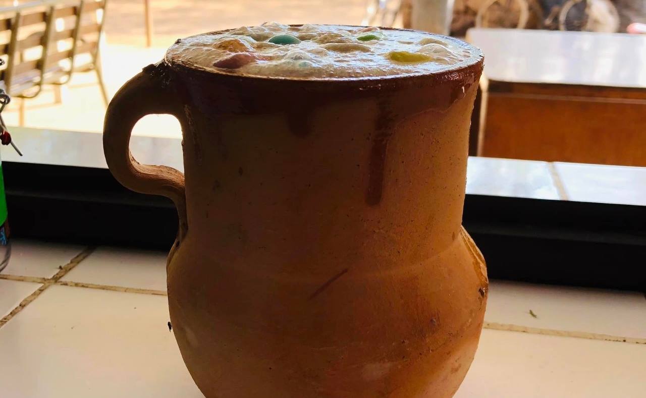 Crean pulque inspirado en la ensalada de manzana, así es la bebida navideña de Mexquitic