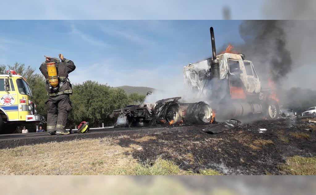 Llamas consumen tráiler en supercarretera a Rioverde 