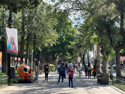 Tapete y calaveras monumentales se apoderan de calles del Centro Histórico de SLP 