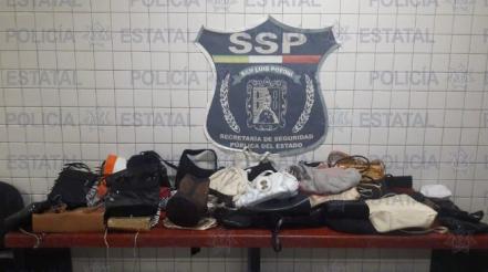 Caen cinco por robo a comercio en SLP; se les aseguraron 32 bolsas de mano 