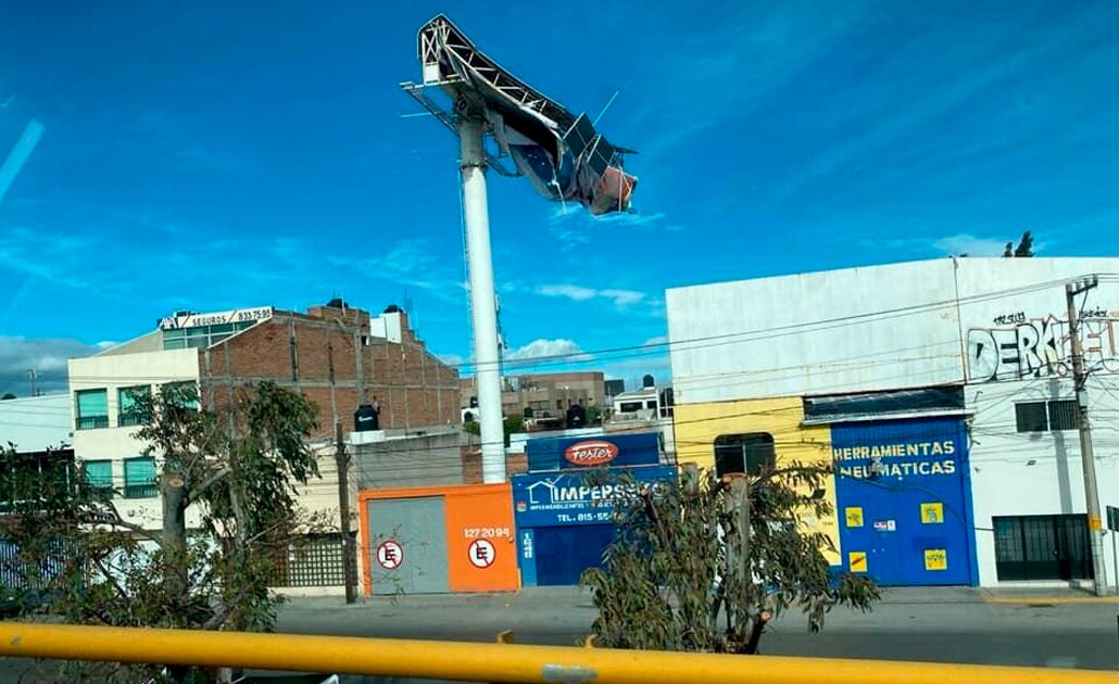 Fuertes vientos provocan caída de una veintena de árboles y espectaculares: PC
