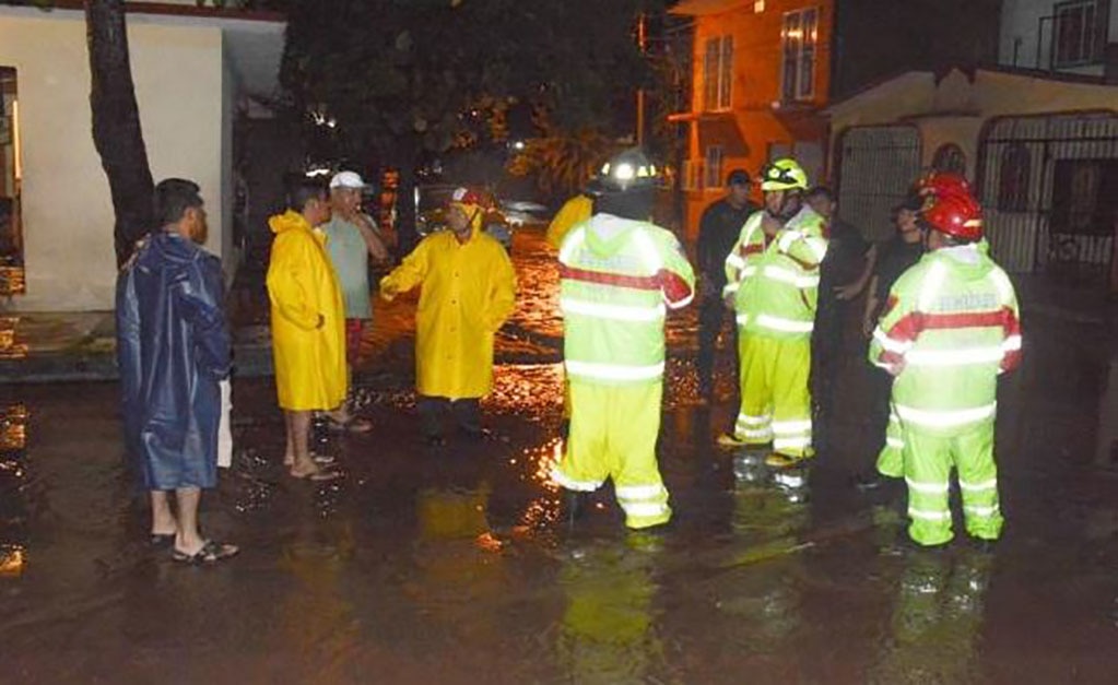 El bulevar Tangolunda que conduce hacia la zona hotelera Bahías de Huatulco presenta acumulación severa de agua y lodo. Foto: Especial