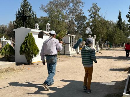 Ganarse la vida entre tumbas, así es la labor de Eladio y María como aguadores del panteón El Saucito