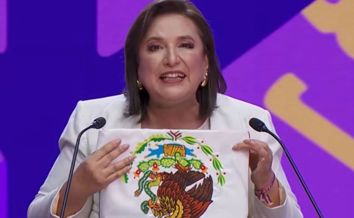 Primer debate presidencial: Xóchitl Gálvez responde a críticas por mostrar el escudo nacional al revés