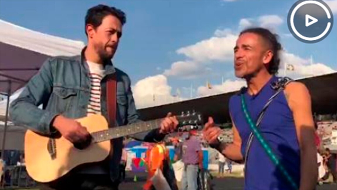 Café Tacvba cantando en refugio para migrantes de Magdalena Mixhuca (Foto: tomada de video)