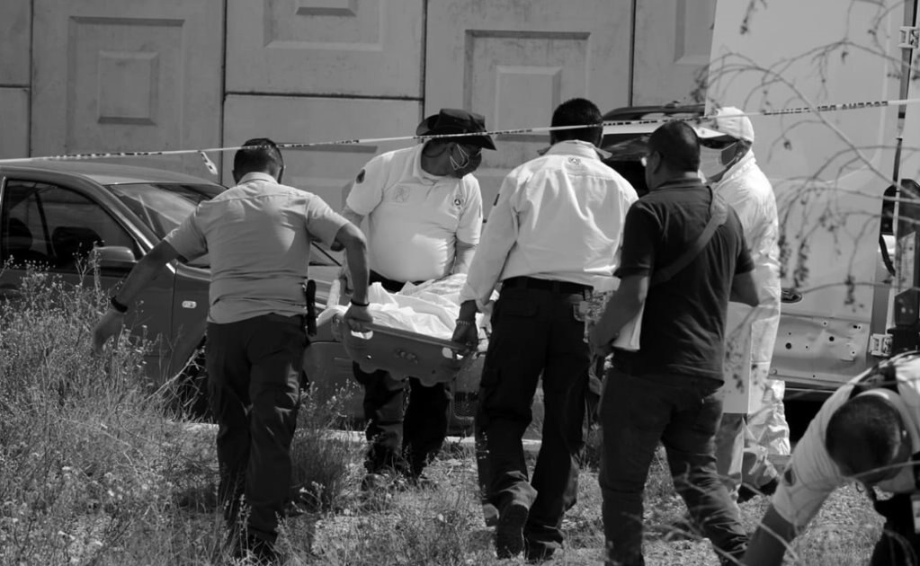 Encuentran a hombre colgado de un árbol en camellón de la carretera 57