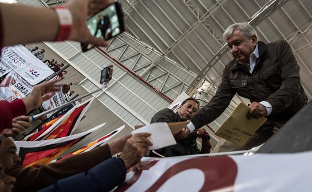 Yerno y nieto de Elba Esther dan respaldo público a AMLO