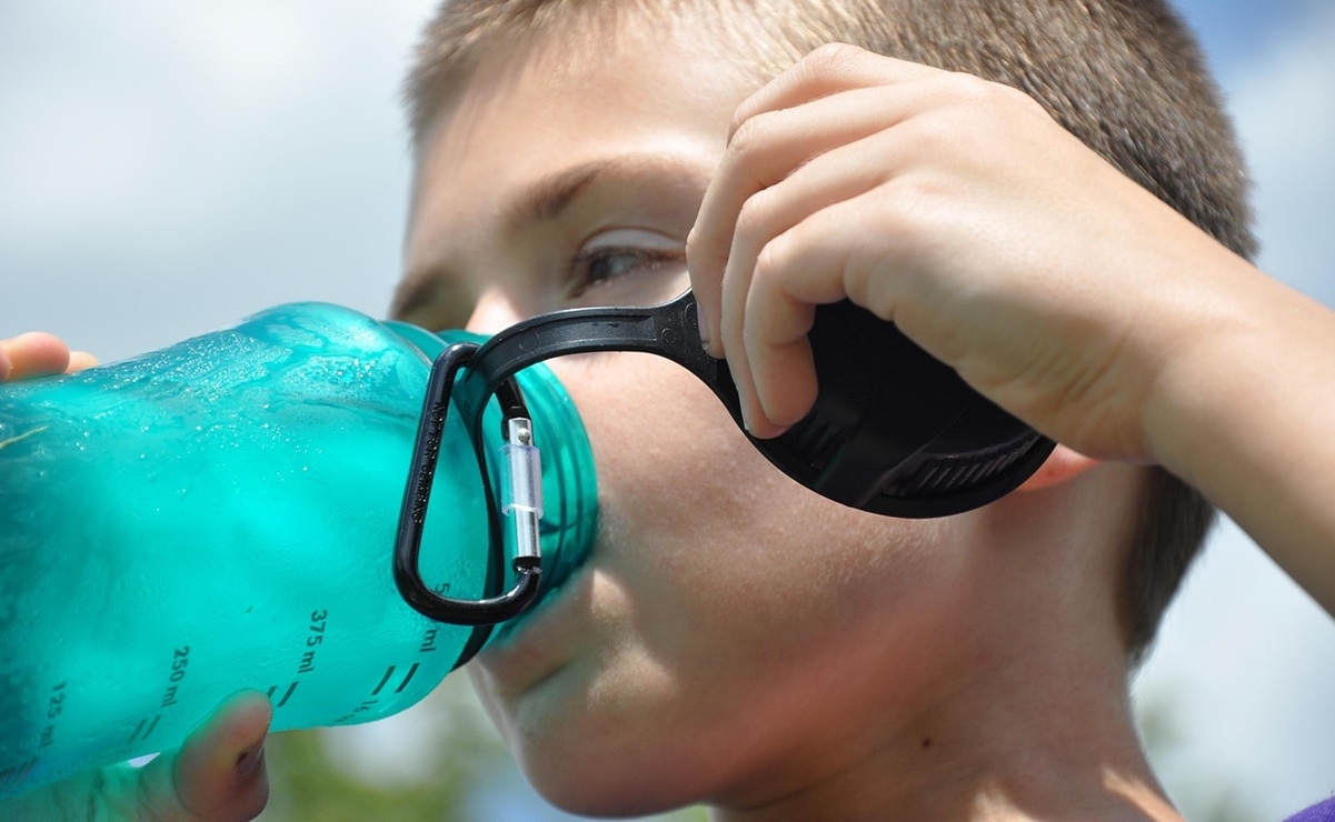 Recomiendan tomar bastantes líquidos para evitar un golpe de calor. Foto: Pixabay