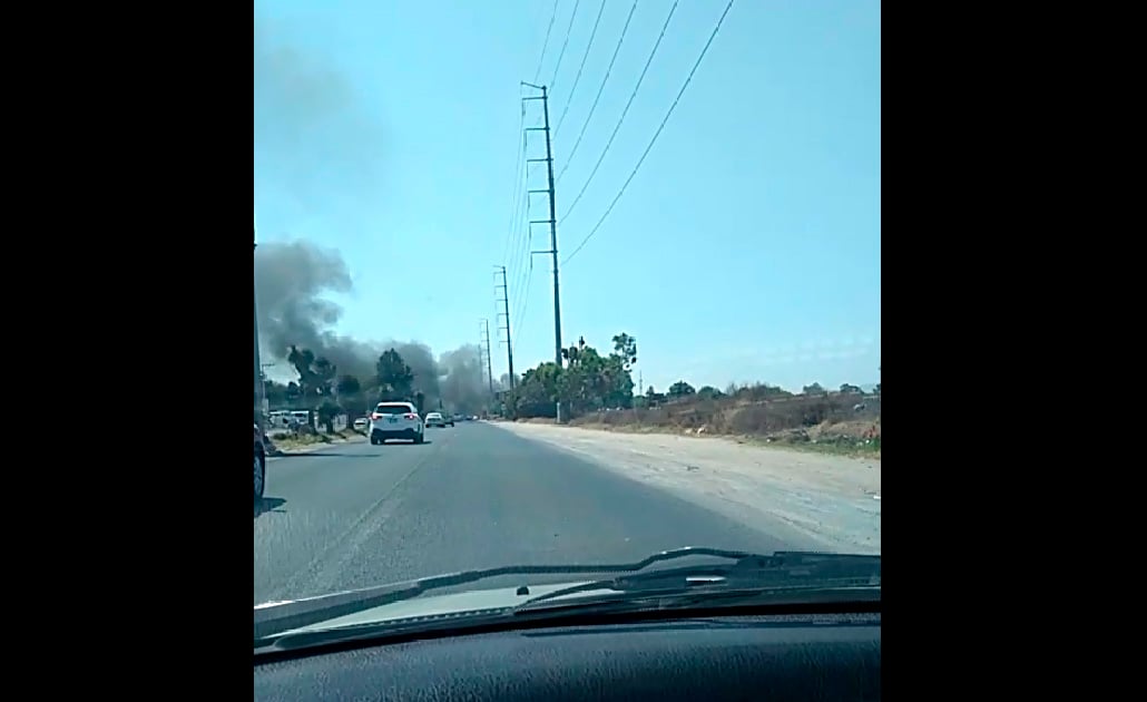 Arde chatarrera en carretera Matehuala