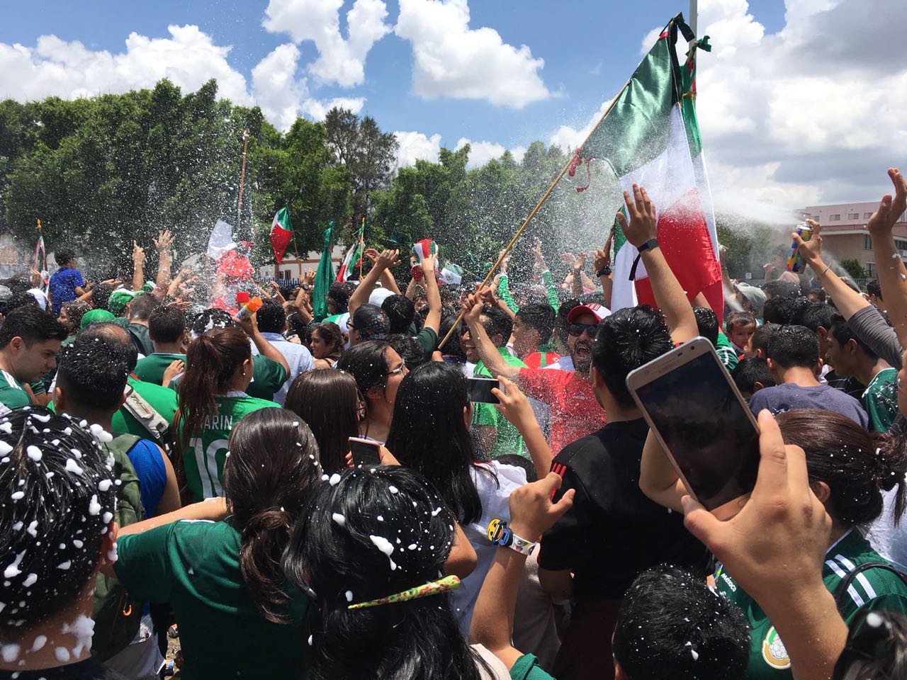 Potosinos participan en los festejos por triunfo de la selección mexicana