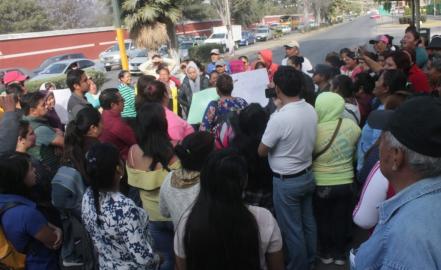 Inconformes se manifiestan por falta de recursos de programas federales