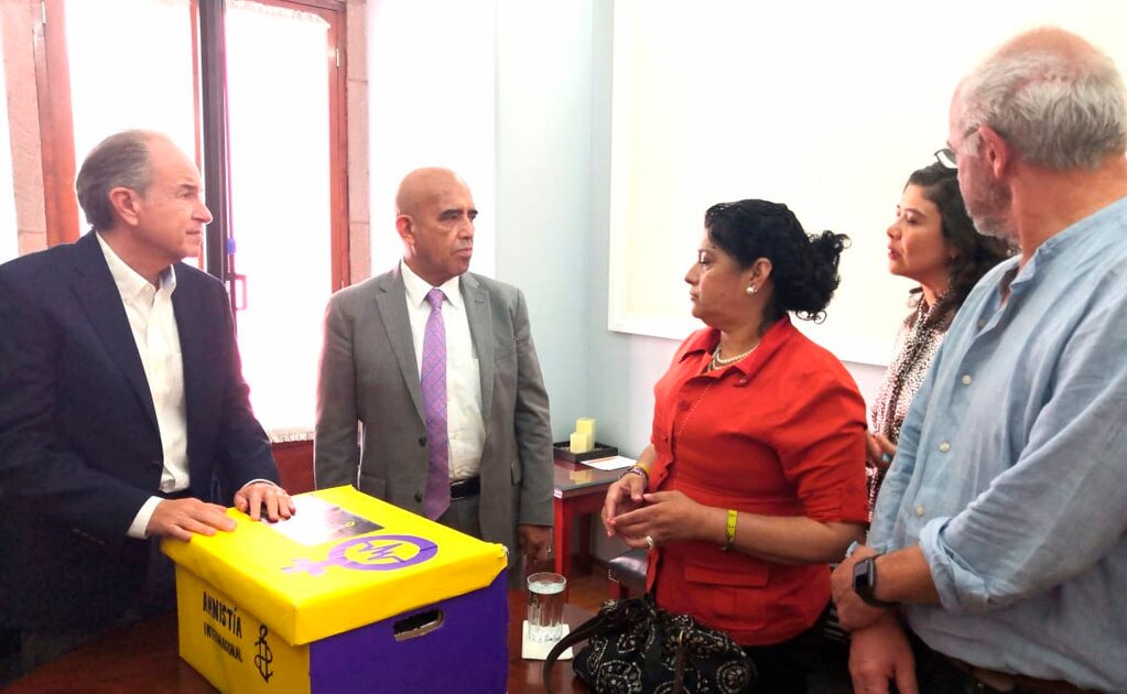 Amnistía Internacional entrega 83,974 firmas al gobernador, en exigencia de justicia en feminicidio de Karla Pontigo