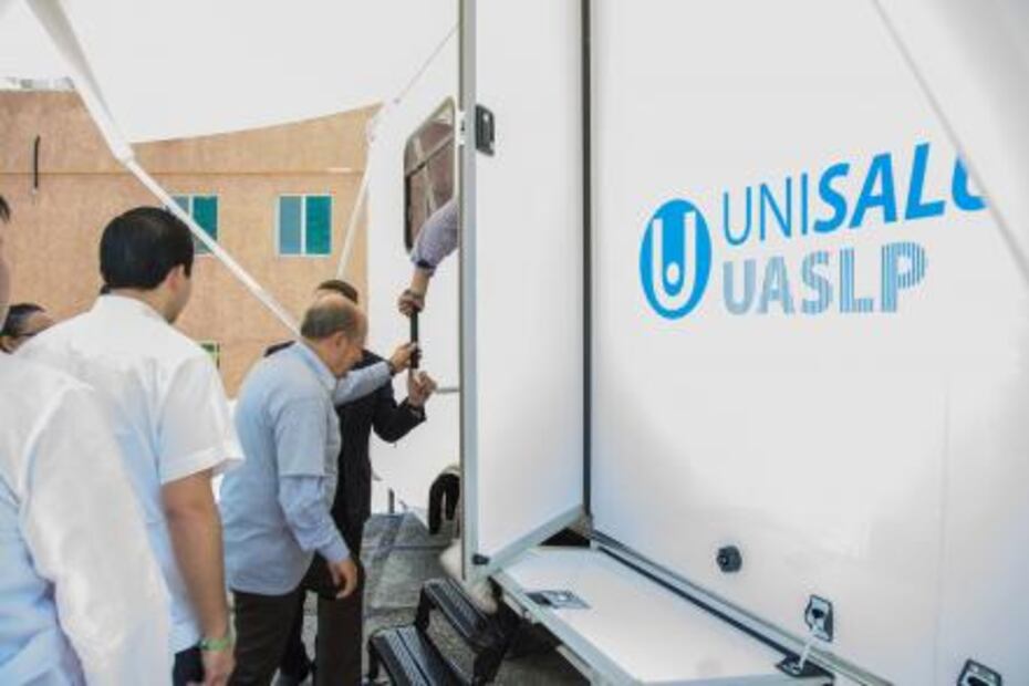UASLP entrega unidad móvil de salud