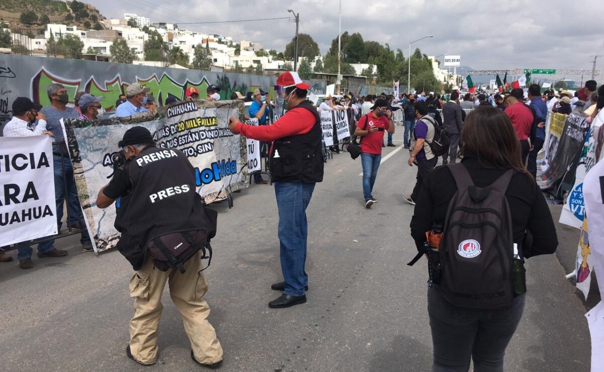 Manifestantes protestan afuera de sede donde ocurrirá reunión entre Conago y AMLO
