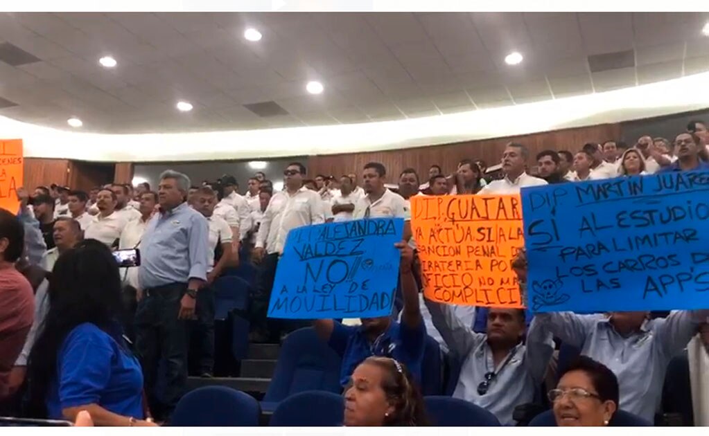 Taxistas obligan a “pausar” sesión legislativa