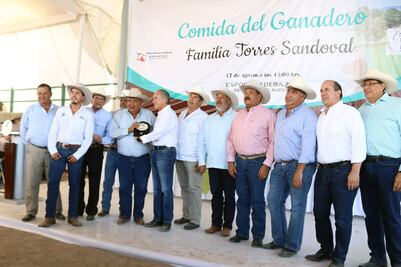 JMCL entrega presea al Mérito Ganadero FENAPO 2019