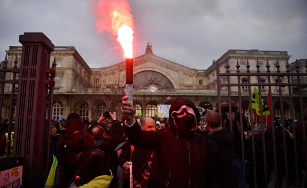 Suman 4 semanas de huelgas en Francia por sistema de pensiones